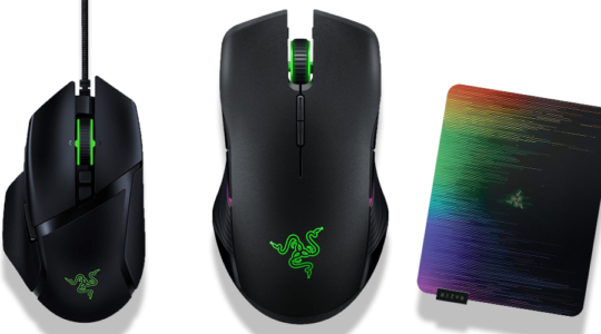 2 Gaming-Mäuse und ein Mauspad mit Regenbogenfarben von der Marke Razer vor weißem Hintergrund