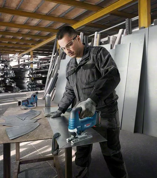 Eine Bosch Professional Akku Stichsäge sägt durch eine Metallplatte 