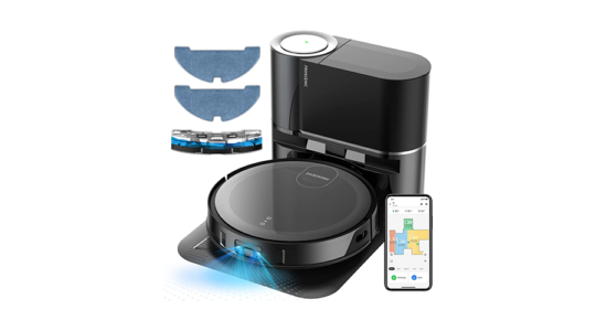 Der Saug- und Wischroboter Proscenic Floobot X1 inklusive Zubehör (2 Wischpads/Wassertank) und einem Handy, welches die App zeigt, vor weißem Hintergrund.