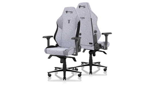 Der Gaming-Stuhl Titan Evo von Secret Lab in der Farbe Hellgrau, von vorn und von hinten vor weißem Hintergrund.