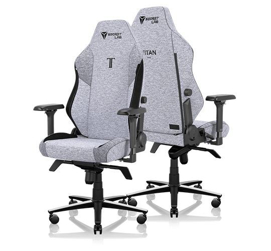 Der Gaming-Stuhl Titan Evo von Secret Lab in der Farbe Hellgrau, von vorn und von hinten vor weißem Hintergrund.