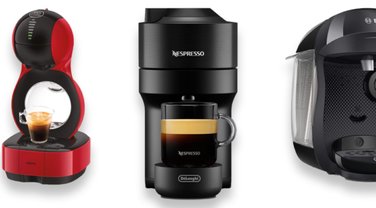 Drei Kaffeekapselmaschinen verschiedener Hersteller vor weißem Hintergrund.