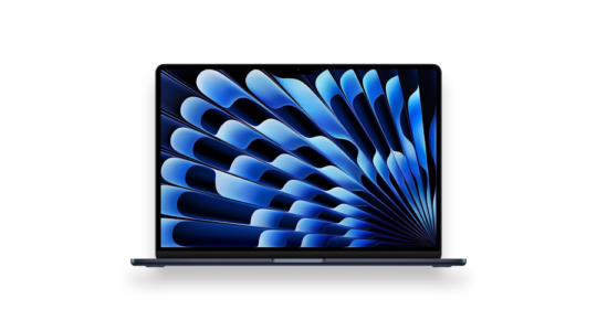 Das Apple MacBook Air mit 15 Zoll in Mitternachtsblau vor weißem Hintergrund.