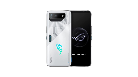 Das Asus ROG Phone 7 vor weißem Hintergrund. Das Smartphone ist in der Storm White Edition mit einer weißen, futuristisch gestalteten Rückseite zu sehen.