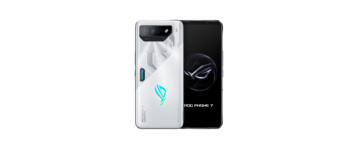 Das Asus ROG Phone 7 vor weißem Hintergrund. Das Smartphone ist in der Storm White Edition mit einer weißen, futuristisch gestalteten Rückseite zu sehen.