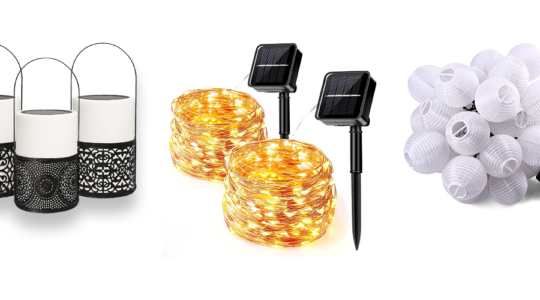 Drei verschiedene Arten von Solarleuchten vor weißem Hintergrund. Zu sehen sind Tischlampen, Solar-Led-Streifen und Lampions.