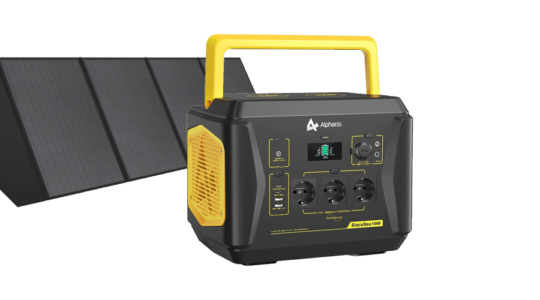 Die schwarz-gelbe Powerstation AlphESS BB1000 sowie das tragbare Solarpanel SP200 vor weißem Hintergrund.