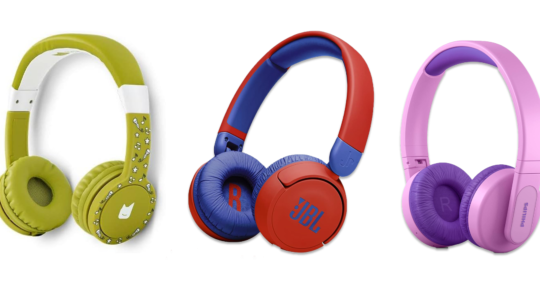 Drei kunterbunte Kinder-Kopfhörer vor weißem Hintergrund. Zu sehzen sind Modelle on Grün/Weiß, Rot/Blau und Rosa/Lila.