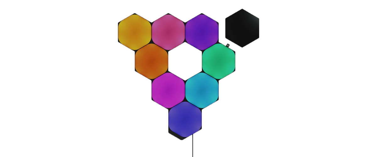 Die bunte beleuchteten Lichtpanele der Nanoleaf Ultra Black Hexagons Serie. Eines davon wird gerade nicht beleuchtet und ist deswegen matt-schwarz.