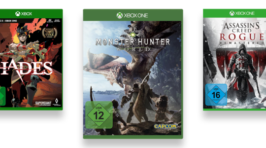 Drei Xbox One Spiele vor weißem Hintergrund. zu sehen sind Monster Hunter World, Assassin's Creed Rogue Remastered und Hades.