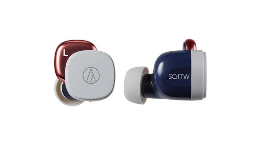 Die In-Ear-Kopfhörer Audio Technica ATH-SQ1TW vor weißem Hintergrund- Zu sehen ist die Farbvariante "Popsicle" in Blau, Grau und Rot.