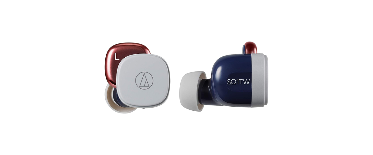 Die In-Ear-Kopfhörer Audio Technica ATH-SQ1TW vor weißem Hintergrund- Zu sehen ist die Farbvariante "Popsicle" in Blau, Grau und Rot.