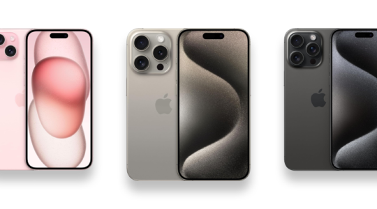 Drei Modelle des Apple iPhone 15 vor weißem Hintergrund. Zu sehen ist eines in Rosè, eines in Silbergrau und eines in Anthrazit.