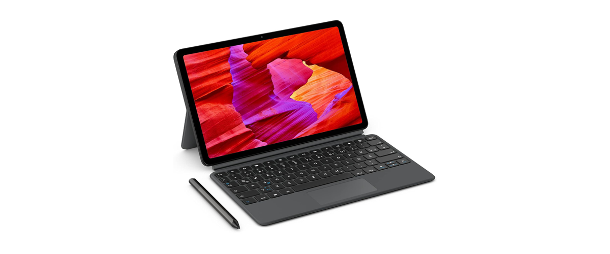 Das Amazon Fire Max 11 Tablet inklusive Tastaturhülle und Eingabestift vor weißem Hintergrund.
