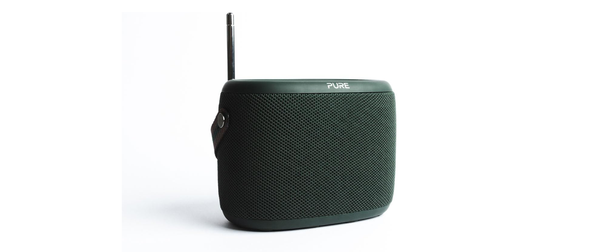 Der tragbare Radio und Bluetooth-Lautsprecher Pure Woodland vor weißem Hintergrund. Das Gerät selbst ist in einem dunklen Grünton gehalten.