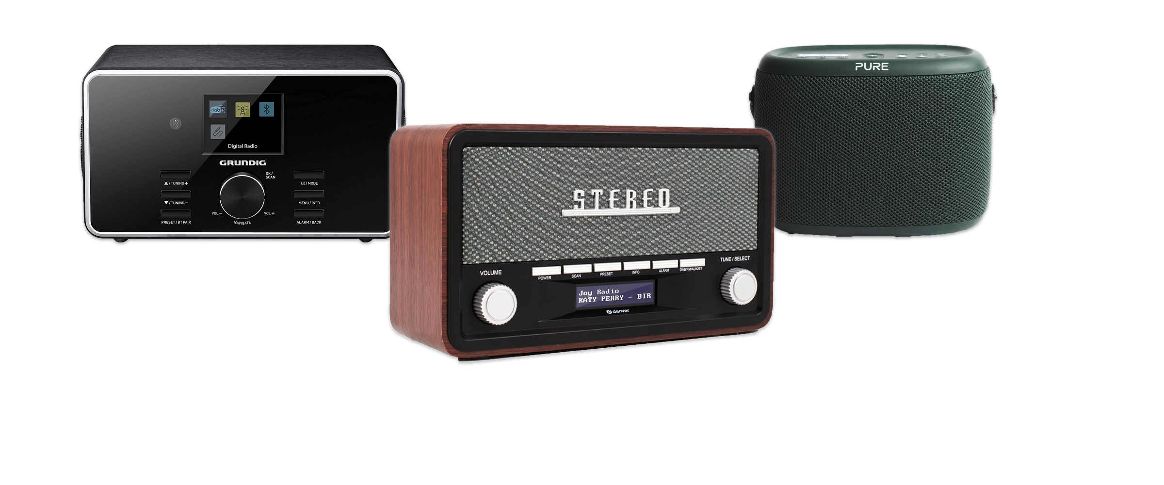 Drei verschiedene DAB-Radios vor weißem Hintergrund. Das Mittlere ist im Retro-Stil mit Holz-Optik, Links sieht man ein modernes mit glänzender, schwarzer Oberfläche und Rechts ein Outdoor-Gerät in Waldgrün.