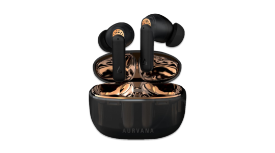 Die In-Ear-Kopfhörer Creative Aurvana Ace 2 vor weißem Hintergrund. Die Kopfhörer zeichnen sich durch den Mix aus durscheinendem Schwarz und glänzendem Kupfer aus.