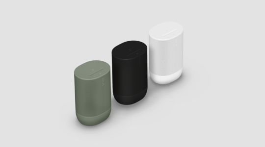 Der tragbare Lautsprecher Sonos Move 2 in den drei erhältlichen Farben Khaki, Schwarz und Weiß vor lichtgrauem Hintergrund.